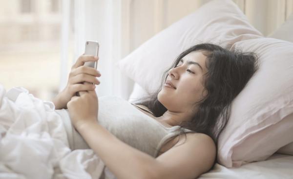 躺着玩手机的最佳姿势?躺床上玩手机有哪些危害？